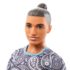 Păpușă Barbie Ken “Fashionist în tricou cu imprimeu paisley”