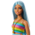 Papușa Barbie „Fashionista cu părul albastru, bluză curcubeu și fustă de culoare verde-vișinie”