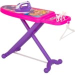 Masă și fier de călcat pentru copii Masa și fierul de călcat Pilsan reprezinta o jucarie ideala pentru orice copil cu vârsta de 3 ani. 	Pliere compactă pentru a usura depozitarea 	Design elegant, ergonomic 	Include masa de călcat, fier de călcat, cârlige pentru rufe și umeraș 	În timpul jocului, cei mici își dezvoltă abilitățile de imaginație și creativitate 	Acest set a fost realizat la cele mai înalte standarde de siguranță, din materiale de calitate. 	Jocul interactiv, faciliteaza deprinderile uzuale casnice de la o vârsta fragedă 	Realizata din materiale sigure 	Vârsta recomandată: 3 ani +