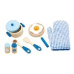Set «Micul bucătar «(culoare albastră) E ora cinei! Gatiti un ou cu acest set de tigai de lux, creat de Viga. Setul include o cratiță cu capac, o tigaie cu uă, spatula, lingura, sare și piper și o mănușă de cuptor. Se potrivește perfect cu bucătăriile Viga, dar este minunată si ca o jucărie de bucătărie de sine statatoare. Fabricat din lemn de înaltă calitate, pictat manual cu un finisaj superior. Perfect pentru jocurile de rol, include un ou prajit de jucarie. Jucarie educativa din lemn, Montessori. Dimensiuni: 24 x 22 x 7 cm Vârsta recomandată: 3 ani + *Atentie! Toate jucariile marca VIGA sunt fabricate din lemn de calitate cu vopsele si cerneluri non-toxice, supuse testelor de siguranta respectand standardele pentru jucarii ale Uniunii Europene EN71 si ASTM. Nu lasati ambalajul produsului la indemana copiilor. Indepartati orice ambalaj al produsului inainte de a da jucaria copilului. Va recomandam sa supravegheati copilul in timp ce se foloseste produsul. Pastrati instructiunile si etichetele pentru referinte viitoate. Feriti produsul de foc, temperaturi ridicate si umiditate.