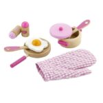 Set «Micul bucătar «(culoare roz) E ora cinei! Gatiti un ou cu acest set de tigai de lux, creat de Viga. Setul include o cratiță cu capac, o tigaie cu uă, spatula, lingura, sare și piper și o mănușă de cuptor. Se potrivește perfect cu bucătăriile Viga, dar este minunată si ca o jucărie de bucătărie de sine statatoare. Fabricat din lemn de înaltă calitate, pictat manual cu un finisaj superior. Perfect pentru jocurile de rol, include un ou prajit de jucarie. Jucarie educativa din lemn, Montessori. Dimensiuni: 24 x 22 x 7 cm Vârsta recomandată: 3 ani + *Atentie! Toate jucariile marca VIGA sunt fabricate din lemn de calitate cu vopsele si cerneluri non-toxice, supuse testelor de siguranta respectand standardele pentru jucarii ale Uniunii Europene EN71 si ASTM. Nu lasati ambalajul produsului la indemana copiilor. Indepartati orice ambalaj al produsului inainte de a da jucaria copilului. Va recomandam sa supravegheati copilul in timp ce se foloseste produsul. Pastrati instructiunile si etichetele pentru referinte viitoate. Feriti produsul de foc, temperaturi ridicate si umiditate.