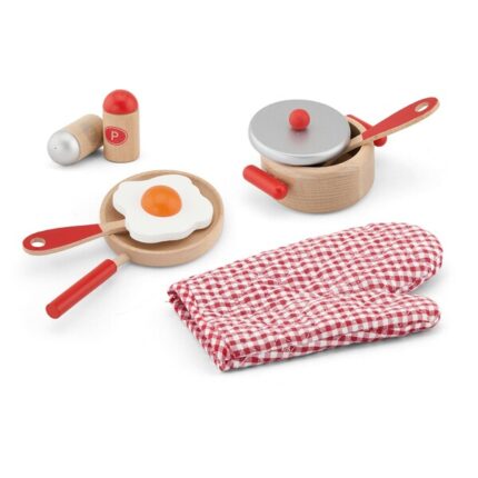 Set «Micul bucătar «(culoare roșie) E ora cinei! Gatiti un ou cu acest set de tigai de lux, creat de Viga. Setul include o cratiță cu capac, o tigaie cu ouă, spatula, lingura, sare și piper și o mănușă de cuptor. Se potrivește perfect cu bucătăriile Viga, dar este minunată si ca o jucărie de bucătărie de sine statatoare. Fabricat din lemn de înaltă calitate, pictat manual cu un finisaj superior. Perfect pentru jocurile de rol, include un ou prajit de jucarie. Jucarie educativa din lemn, Montessori. Dimensiuni: 24 x 22 x 7 cm Vârsta recomandată: 3 ani + *Atentie! Toate jucariile marca VIGA sunt fabricate din lemn de calitate cu vopsele si cerneluri non-toxice, supuse testelor de siguranta respectand standardele pentru jucarii ale Uniunii Europene EN71 si ASTM. Nu lasati ambalajul produsului la indemana copiilor. Indepartati orice ambalaj al produsului inainte de a da jucaria copilului. Va recomandam sa supravegheati copilul in timp ce se foloseste produsul. Pastrati instructiunile si etichetele pentru referinte viitoate. Feriti produsul de foc, temperaturi ridicate si umiditate.