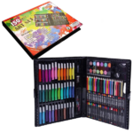 Set pentru desen și creație, 150 elemente Gândit până la cel mai mic detaliu, acest kit de creativitate practic și ușor este compact și ușor de utilizat.Pentru transport și depozitare, este ambalat într-o valiză ergonomică cu mâner care se închide. În kit, tânărul tău artist va găsi tot ce are nevoie pentru experimente creative și dezvoltarea imaginației. Setul nu prezintă un risc pentru sănătatea copilului, deoarece toate articolele constau din componente sigure, fără mirosuri neplăcute sau toxice.Acest set educațional va ajuta copilul să învețe multe lucruri interesante și utile. Pixurile și creioanele sunt așezate corespunzător și își iau locul în valiză, astfel încât jucăriile nu vor fi împrăștiate prin încăpere după desen. Carcasa durabilă a valizei va proteja conținutul intern de șoc atunci când cade.Astfel de activități creative dezvoltă perfect nu numai imaginația și abilitățile motorii fine, ci contribuie și la formarea determinării, atenției, inteligenței și acurateței.