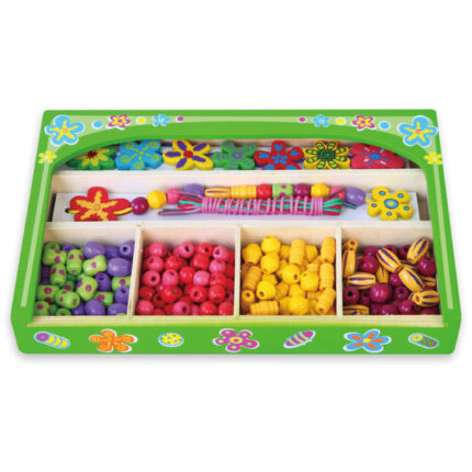 Set de creație «Colier din flori» Micuța ta pasionată de lucru manual adoră să creeze bijuterii? Atunci va fi încântată de setul de creație Viga Toys „Colier din flori”. Acesta include toate materialele necesare pentru realizarea bijuteriilor handmade: 180 de mărgele viu colorate, 9 floricele adorabile și 5 șireturi rezistente de culori diferite. Toate cele 194 de piese sunt așezate cu grijă în compartimentele unei cutii de lemn colorate, cu capac transparent din plastic. Această jucărie educativă este destinată fetițelor creative de la 3 ani.Setul permite inițierea micilor prințese în tainele lucrului manual, obișnuindu-le cu munca creativă și plină de satisfacții. Este ideal pentru activitățile desfășurate conform metodei Reggio. Setul este recomandat pentru grădinițe și centre de dezvoltare.Crearea bijuteriilor manuale este una dintre cele mai utile activități creative din lume. Inspirează, calmează și echilibrează starea emoțională. Înșirând mărgelele pe șiret, copilul își îmbunătățește coordonarea mâinilor și ochilor, flexibilitatea degetelor și devine mai răbdător, atent și concentrat pe proces. Cei mici își dezvoltă imaginația, gustul artistic și învață să combine armonios culorile și formele.Toate mărgelele și floricelele decorative din setul de creație pentru copii de la Viga Toys sunt fabricate din material natural (lemn) și vopsite cu culori vii, non-toxice. Setul respectă standardele EN71 și ASTM privind calitatea și siguranța jucăriilor pentru copii.