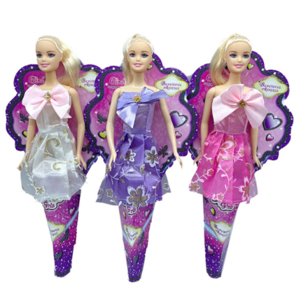 Păpușă în rochie de vară cu fundiță, în asortiment Faceți cunoștință cu păpușa noastră adorabilă, blondă, de 30 cm – prietena ideală pentru micuța voastră prințesă! Această păpușă, cu păr lung și mătăsos și ochi albaștri expresivi, este pregătită pentru ore nesfârșite de joc și distracție. Fabricată din materiale de înaltă calitate și sigure, este perfectă pentru copiii de toate vârstele.Beneficii pentru copii în joc 	Dezvoltarea imaginației și abilităților creative: Jocul cu păpușa stimulează imaginația copiilor, încurajându-i să inventeze diverse scenarii și povești, creând propriile lor lumi mici. 	Dezvoltare socială și emoțională: Jucându-se cu păpușa, copiii învață să-și exprime emoțiile, dezvoltă abilități de comunicare și interacțiune, ceea ce contribuie la dezvoltarea lor socială. 	Îmbunătățirea motricității fine: Îmbrăcând și pieptănând păpușa, copiii își dezvoltă motricitatea fină a mâinilor, ceea ce contribuie la o mai bună coordonare a mișcărilor. 	Dezvoltarea grijii și responsabilității: Îngrijirea păpușii ajută copiii să dezvolte un simț al responsabilității și al grijii față de alții, important pentru creșterea lor personală. 	Relaxare și liniștire: Jocul cu păpușa are un efect calmant, ajutând copiii să se relaxeze și să facă față stresului.Caracteristici: 	Înălțime: 30 cm 	Păr lung și mătăsos, ușor de pieptănat 	Fabricată din materiale sigure și netoxice 	Rochie frumoasă, ușor de îmbrăcat și dezbrăcat 	Potrivită pentru copii de la 3 ani în susAceastă păpușă blondă va deveni cea mai bună prietenă a copilului dumneavoastră, aducând bucurie, dezvoltând abilități importante și contribuind la dezvoltarea lor completă.