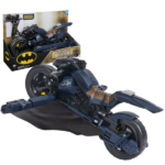 Мотоцикл 2 в 1, «Бэтбайк» Увлекательный Batcycle 2 в 1: Погрузитесь в захватывающие приключения на земле и в воздухе с многофункциональным Batcycle Бэтмена, который превращается в Batglider, предоставляя бесконечные возможности для супергеройских приключений!Совместимость с фигурками 12 дюймов: Batcycle и Batglider разработаны для того, чтобы вмещать любую фигурку Бэтмена высотой 12 дюймов (продается отдельно), позволяя детям отправить своих любимых супергероев в бой!Бесшовное превращение: Поместите фигурку на Batcycle, нажмите кнопку, и наблюдайте, как она плавно переворачивается, превращая Batcycle в Batglider для еще более захватывающих приключений!Расширьте свои приключения с Бэтменом: Пополните свою коллекцию Бэтмена с набором фигурок Batman vs The Joker, Batcycle и фигуркой Бэтмена для еще большего воображаемого игрового процесса!Отличный подарок для детей: Дети обожают использовать свое воображение и создавать собственные супергеройские истории с игрушками Бэтмена! Супергеройские игрушки — это идеальные подарки на праздники для мальчиков и девочек!
