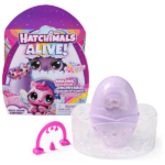 Set de joc , «Hatchimals Pachetul Misterios Alive Fizzy», ass. Experimentați o eclozare interesantă cu Hatchimals Pachetul Misterios Alive Fizzy Colour Surprise. Cu dragoste și grijă, acești Hatchimals jucăuși prind viață într-un mod colorat: ouă care eclozează în apă, schimbând culoarea acesteia pentru a se potrivi cu personajul din interior. Fiecare Fizzy Colour Surprise include 1 ou cu gemeni sau tripleți înăuntru, 2 sau 3 perechi de aripi, un cuib și 2 sau 3 accesorii de îngrijire.Pentru a începe eclozarea, îndepărtați aripile oului, umpleți cuibul cu apă și așezați oul înăuntru. În câteva secunde, apa devine efervescentă, își schimbă culoarea, iar prietenii dvs. încep să se arate, spărgând oul. Pe cine veți face să eclozeze? Atașați aripile la Hatchimals și folosiți accesoriile, cum ar fi un mobil, o suzetă și multe altele, pentru a vă completa povestea. Gemenii sau tripleții dvs. se potrivesc împreună în cea mai dulce poziție.Colecționați toate cele 6 seturi Fizzy Colour Surprise (fiecare se vinde separat). Cei cărora le plac figurinele de acțiune, jucăriile de mici dimensiuni, păpușile și jocurile cu casa de păpuși vor adora jucăriile surpriză Hatchimals. Cadouri amuzante pentru zile de naștere, cadouri pentru ocazii speciale, cadouri pentru umplerea ciorapilor sau cadouri pentru orice ocazie. Aduceți Hatchimals la viață cu iubire, cu Rainbow Splash Fizzy Colour Surprise.