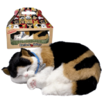 Jucărie interactivă «Pisicuța calico» Vă prezentăm originalul set de la Perfect Petzzz — o adorabilă și incredibil de realistă jucărie — Pisicuța calico! Această pisică nu doar că arată ca una adevărată, ci și „respiră” datorită bateriei integrate, oferind senzația unui animal de companie viu.Avantaje: 	Respirație realistă: Micuța imită respirația, adăugând un plus de realism și făcând jocul și mai interesant. 	Plăcută la atingere: Blana din fibră sintetică 100% este plăcută la atingere și oferă confort în timpul jocului. 	Trăsături adorabile: Micuța are toate calitățile și manierele adorabile ale pisicilor reale, ceea ce o face un companion ideal. 	Ideală pentru copii: Micuța nu necesită îngrijire, ceea ce o face un prieten excelent pentru copii de toate vârstele.Setul include: 	Animal de companie care respiră 	Zgarda cu medalion 	Pieptene 	Certificat de adopție 	1 baterie tip 'D' 	Blană 100% sinteticăOferiți copilului dvs. posibilitatea de a se îngriji de un prieten adevărat fără bătăi de cap!