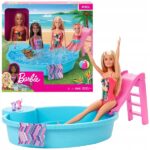 Set Barbie „Distracție la piscină” Scufundă-te în distracția de vară cu Barbie „Distracție la piscină”!Сopilul poate organiza o petrecere pentru păpușa Barbie, surorile și prietenii ei (nu sunt incluse în set) lângă piscină, care este ușor de umplut cu apă.Păpușa Barbie se poate da pe toboganul cu apă, poate face baie în piscină sau pur și simplu se poate relaxa și bucura de soare. Designul colorat și accesoriile strălucitoare dezvoltă creativitatea copilului.Setul include: 2 cocktail-uri și un prosop.Păpușa este îmbrăcată într-un costum de baie colorat, cu model floral.Copiii pot colecta toate păpușile și accesoriile Barbie și pot obține mai multe opțiuni de joacă.Culorile și accesoriile pot varia.