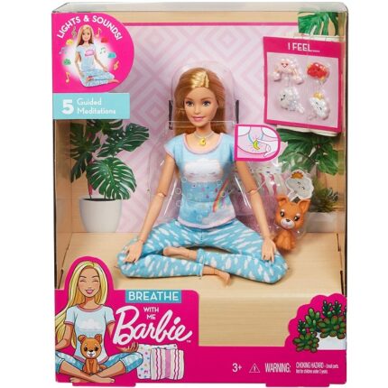 Papusa Barbie «Meditație» Кукла Barbie знает - чтобы хорошо себя чувствовать, нужно заботиться о себе! Кукла "Медитация" является отличным способом поднять настроение и расслабиться, используя свет и звук, и осознано медитируя. Детям нужно просто нажать кнопку в ожерелье куклы, чтобы активировать одно из пяти медитативных упражнений с использованием световых и звуковых эффектов. Ребенок может сам попробовать выполнить эти упражнения. Щенок поможет показать процесс медитации. Нужно просто вставить ему в голову один из смайликов и представить, что это облачко с мыслями, которые приходят во время медитации.Кукла "Медитация" Barbie одета в удобную одежду для отдыха, чтобы во время игры принимать реалистичные позы. Дети могут собрать все куклы Barb набори "Активный отдых", потому что, когда девочка играет с Barbie, она может быть кем пожелает! В набор входят кукла Barbie, щенок и четыре смайлика в форме облака. Каждая кукла продается отдельно, при наличии.
