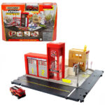 Hot Wheels Игровой набор «Пожарная часть» Matchbox С игровым набором Matchbox "Пожарная часть"  дети отправляются в приключение и подражают работе настоящих героев - спасателей, туша пожары и спасая день! В игровом наборе есть учебная башня с воображаемым пожаром, и дети должны проехать через башню на своих машинах, чтобы потушить его. Свет и звуки активируются, когда машины толкают по площадке.Набор включает в себя одну пожарную машину в масштабе 1:64."Пожарная часть" станет захватывающим подарком для детей от 3 лет.Цвета и украшения могут отличаться.