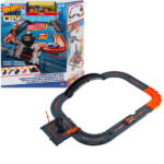 Hot Wheels Игровой набор «Городской трек», 10 предметов В набор Hot Wheels «Городской трек», входят 10 элементов, необходимых для создания городского пейзажа Hot Wheels.Этот набор отлично подходит для того, чтобы заложить основу для любого ландшафта Hot Wheels или улучшить существующую сборку.Он поставляется с гибкими и разнообразными формами, такими как изогнутые части пути, городская площадь и рельсовый мост, а также такими деталями, как светофор и подвижные ворота. Каждая деталь подходит к другим игровым наборам Hot Wheels City, которые дети могут использовать для экспериментов и решения задач, создавая самые эпические сборки.В комплект входит одна машинка Hot Wheels.Цвета и украшения могут отличаться. 