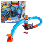 Hot Wheels Set «Salvare de la gorilă» (as). Gorila uriașă Harry a preluat benzinăria din orașul Hot Wheels și acum vrea să încaseze mașinile Hot Wheels! Lansați mașina, inclusă în set, pentru a se repezi și a ieși nevătămată din labele și gura lui Harry.Labele gorilei sunt flexibile si pot fi repozitionate pentru a mari dificultatea jocului. Fiecare labă poate fi atașată la alte piste pentru a face aventura și mai interesantă. Setul include, de asemenea, două benzinării cu furtunuri mobile, pentru a alimenta mașinile înainte de a porni din nou la drum. Conectează acest set cu altele pentru a construi un oraș incredibil.Setul include o mașină Hot Wheels, astfel setul reprezintă un cadou minunat pentru orice ocazie. Culorile și aspectul pot varia.Vârsta recomandată: 4+