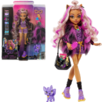 Set de joc Monster High «Clawdeen Wolf și Crescent», cu accesorii Monster High lansează o nouă linie de păpuși cu personaje originale, aspect proaspăt și accesorii tematice pentru a inspira crearea noilor povești și jocul capricios așa cum este moda actuală. Fiecare păpușă Monster High are un aspect detaliat, pantofi, șic înfricoșător și accesorii tematice interesante care se potrivesc cu caracterul lor unic.Păpușa Clawdeen Wolf se plimbă pe holurile școlii Monster High într-o ținută incredibilă, ea este îmbrpcată într-un pulover cu imprimeu cu animale și un top cu mânecă lungă în formă de semilună. Aspectul ei uimitor de inspirat de basmele cu vârcolaci, stilul ei este completat cu pantofi sport extraordinari, o curea cu lanț, ochelari de soare aurii și bijuterii cu garnituri aurii strălucitoare. Noul aspect al păpușii Claudine Wolf vine cu accesorii, inclusiv portofel, pieptene, sandviș cu înghețată în formă de lună, gustare și smartphone. Creează o poveste înfricoșătoare cu drăguța ei pisică Crescent!Trunchiul, coatele, încheieturile și genunchii flexibili fac păpușa Claudine Wolf manevrabilă în timpul jocului.Culorile și decorațiunile pot varia