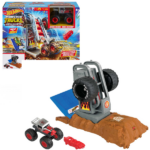 Hot Wheels Monster Trucks ARENA SMASHERS «Вызов» Игровой набор в ассортименте Дети могут ощутить всю мощь столкновений с игровым набором Hot Wheels Monster Trucks Arena Smashers. В каждом наборе представлены разные динамичные задания.Наборы созданы для того, чтобы оживить различных персонажей Monster Truck, и каждый из них наполнен захватывающей сенсорной игрой и эпическими разрушениями.В комплект входит один монстр-трак Hot Wheels, и наборы можно соединить, чтобы построить арену монстр-траков. Каждый набор продается отдельно, при наличии. Цвета и украшения могут отличаться.