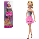Păpușa Barbie «Fashionista în top cu dungi și fustă roz» Marcând 65 de ani de modă iconică și stil distinctiv, păpușile Barbie Fashionistas sărbătoresc diversitatea și oferă oportunități nesfârșite pentru povești și explorare în domeniul modei. Cu o gamă inclusivă de aspecte, copiii pot vedea cât de distractiv este să-ți exprimi personalitatea prin stil! Și prezentând cele mai tari tendințe de astăzi, păpușile Barbie sunt un cadou ideal pentru copiii iubitori de modă din întreaga lume.Păpușa Barbie sărbătorește 65 de ani de stil distinctiv cu interpretări moderne ale aspectelor iconice și multe atingeri unice! Inspirată de costumul ei de baie iconoc al anului 1959, păpușa Barbie Fashionistas  HRH11 poartă un top în dungi alb-negru și o fustă roz cu volane. Sandalele negre cu bretele și ochelarii de soare albaștri cool spun clasic și trendy în același timp! Părul ei blond este aranjat într-un coc înalt, perfect pentru orice ocazie! Cu posibilități infinite de stilizare și povestire, păpușile Barbie sunt un cadou minunat pentru fani, colecționari și copii de 3 ani și mai mari!Culorile și aspectul pot varia. 