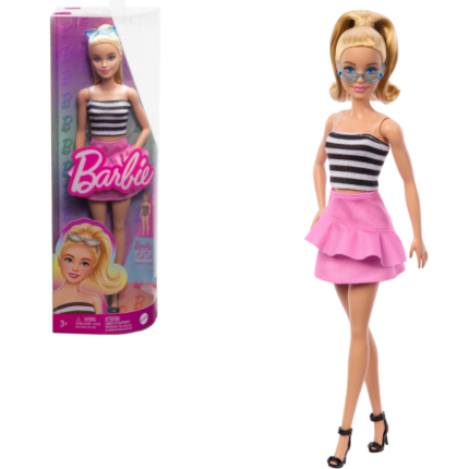 Кукла Barbie «Модница в полосатом топе и розовой юбке» Празднуя 65 лет культовой моды и неповторимого стиля, куклы Barbie Fashionistas отмечают разнообразие и предлагают бесконечные возможности для рассказов и исследования мира моды. С широким ассортиментом образов дети узнают, насколько весело выражать свою личность через стиль! И, представляя самые актуальные тренды сегодняшнего дня, куклы Barbie становятся идеальным подарком для маленьких модниц по всему миру.Вдохновленная ее первым культовым купальником 1959 года, кукла Barbie Fashionistas HRH11 носит черно-белую полосатую майку и розовую оборчатую юбку. Стрэпи черные туфли на каблуке и крутые синие солнцезащитные очки одновременно являются классическими и модными! Ее блондинистые волосы уложены в высокий пучок, идеально подходящий для любого случая! С бесконечными возможностями для стилизации и рассказов куклы Barbie становятся отличным подарком для поклонников, коллекционеров и детей!Цвета и внешний вид могут отличаться.