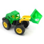 Tractor cu cupă în asort. Tractor cu cupă , o mașină excelentă pentru jocuri de rol.Avantajele jucăriei: 	Culori strălucitoare și saturate. 	Design original. 	elemente în mișcare. 	Potrivit pentru a jocuri atât în ​​interior, cât și în aer liber. 	disponibil in 4 variante de culoare.Jocul cu mașina promovează dezvoltarea abilităților motorii fine, gândirea logică și imaginația.Toate jucăriile TM „Maximus” sunt fabricate din plastic certificat de înaltă calitate și coloranți alimentari siguri.