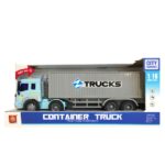 1:16 Camion cu fricțiune (lumini /sunete) Copilul dumneavoastră poate să se joace în siguranță, punând imaginația în lucru și să fie un șofer al mașinuței camion utilitar pentru a desavârși lucrările de transport. Formele speciale și culorile vii încurajează copilul să exerseze și să se joace, stimulând astfel dezvoltarea individuală. Execuția robustă și culorile vibrante vor atrage cu siguranță atenția și curiozitatea oricărui copil.Mașina camion TIR, cu sunete și lumini are urmatoarele caracteristici: emite sunete și lumini de atenționare, la fel ca o mașină adevarată din domeniul transportului mărfurilor. Sunetele specifice pot fi acționate prin buton. Roțile sunt de cauciuc. Fabricat din material plastic de înaltă calitate. Mașina este construită la o scara de 1 la 16. Mașinuța este dotată cu motor cu fricțiune, astfel, ea va fi împinsă puțin și datorită fricțiunii ea se va deplasa o mare distanță pe direcția înainte. Pentru a executa comenzile de transport necesare și un mod de joacă cât mai realist, camionul și remorca se pot desparți. Cu ajutorul ei vei descoperi ce înseamnă să transporți marfa în condiții de siguranță și îți vei dezvolta imaginația, îndemânarea și aptitudinile motrice.Jucăria este alimentată de baterii: 3 x AG13 (bateriile sunt incluse).