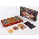 Настольная игра нарды Если Вы искали подходящее развлечение для ребенка, которое поспособствует развитию аналитических способностей, настольная игра нарды – это лучший вариант. Компактная, удобная для хранения и путешествий коробка с застежкой, отличное исполнение с применением качественных красителей и безвредных материалов — все в этом наборе приятно Вас порадует. Подобные настольные игры рекомендованы не только для развития логического и стратегического мышления, но и для формирования целеустремленности. Ребенок учиться самостоятельно принимать решения, становится более внимательным, усидчивым и находчивым.