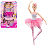 Păpușa Barbie „Balet cu Lumințe” Totul devine mai magic în balet! Prindeți cum păpușile balerine Barbie® strălucesc și scintilează în timp ce dansează cu detalii luminoase care se aprind. Barbie® are părul blond aranjat într-un coc clasic și completat cu o bandă elegantă!Apăsați un buton pe talia balerinei și observați cum corsetul ei se aprinde! Păpușa oferă cinci spectacole de lumini cu variații de culoare diferite. Barbie® se învârte cu stil într-un tutu roz strălucitor și balerine sculptate. Ea este articulată, astfel încât copiii pot explora povestiri de dans și o pot pune în diferite poziții!În lumea fantastică a Barbie®, totul este posibil! Copiii de 3 ani și mai mari pot colecta alte păpuși și seturi de joacă pentru a stimula imaginația și a explora jocurile de rol.
