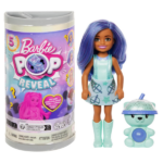 Кукла Barbie Pop Reveal, серия Bubble Tea (асс.) Игровой набор-сюрприз "Pop Reveal" Chelsea Bubble Tee Mix станет отличным подарком для маленькой принцессы. Упаковка полна пяти замечательных сюрпризов, которые нужно открыть.Откройте пакет, чтобы испытать один из четырех ароматов из коллекции: освежающие пузырьки с ароматами таро, зеленого чая, манго или фруктового наслаждения. Как вкусно! Каждый аромат соответствует своей кукле в ассортименте.Продолжайте распаковывать, и внутри вы найдете маленькую ароматную куклу Chelsea с блестящими волосами или ее подругу, а также три загадочных пакетика и кубик льда, в котором скрыт еще один подарок — милый головной убор в форме чашки с соломинкой. Кубик льда многоразовый, так что его можно использовать для повторных открытий!В пакетах вы найдете солнечное платье или юбку, питомца и пару стильных туфель. Наденьте шапку на голову вашего питомца — как мило! Также есть Pop-It (мячик с выпуклостями), который можно нажимать, чтобы снять стресс.Польза для детей: Развитие воображения: Игра с куклами помогает развивать творческие способности детей, позволяя им придумывать свои собственные истории и сценарии. Социальные навыки: Совместная игра с друзьями или членами семьи способствует развитию социальных навыков, таких как общение, сотрудничество и понимание других. Мелкая моторика: Открытие пакетов, манипуляция с аксессуарами и использование Pop-It способствуют развитию мелкой моторики и координации движений у детей.