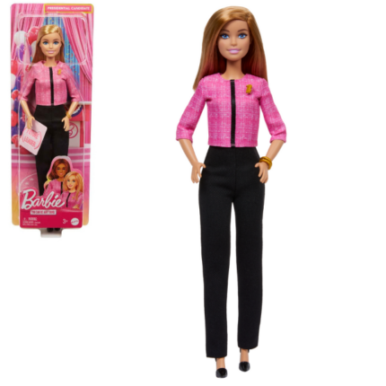 Кукла Barbie «Будущий Лидер» Вдохновите будущих лидеров с куклой Barbie® «Будущий Лидер»! Эта кукла готова возглавить любые начинания в стильном розовом пиджаке и юбке или брюках, дополненных двумя золотыми браслетами и значком с буквой «B».Дети могут пережить день на предвыборной кампании Barbie® с помощью носимого стикера, специально разработанного для детского размера, для погружающего и увлекательного опыта игры! Кукла Barbie® «Будущий Лидер» открывает множество возможностей для ролевых игр и развития навыков женского лидерства.Отличный подарок для детей от 3 лет и старше, особенно для тех, кто готов к новым возможностям и стремится стать будущими лидерами.