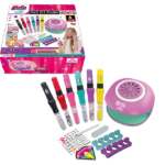 Set de manichiură și decorarea unghiilor Setul de manichiură și decorarea unghiilor va fi un cadou extraordinar pentru fetițe.Caracteristici:- include tot ce este necesar pentru ca fiecare fată să se simtă adultă;- un numar mare de accesorii nu o va lasa pe mica fashionista sa se plictiseasca.Notă: Acest set este fabricat din materiale de calitate și sigure, dezvoltate special pentru pielea sensibilă a copiilor. Cu toate acestea este posibilă o reacție individuală. Vă recomandăm să efectuați un test înainte de prima utilizare: aplicați o cantitate mică de produs pe o zonă de piele (de exemplu, pe încheietura mâinii) și așteptați 24 de ore. Dacă nu apar roșeață sau iritații, produsul poate fi utilizat.