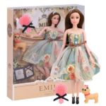 Păpușa Emily «Seria cu animăluț și accesorii» Păpușa Emily este întruchiparea unei prințese moderne, cu un aspect impecabil și un zâmbet fermecător de alb. Emily are părul lung și întunecat, care poate fi pieptănat și aranjat în diverse coafuri, oferind copilului oportunitatea de a-și dezvolta creativitatea și imaginația.Păpușa poartă o rochie elegantă în stil vintage, decorată cu broderii și dantelă, iar coroana argintie de pe capul său completează aspectul său de basm, transformând orice joc într-o poveste magică.Setul include: 	Păpușa Emily 	Animăluț (cățeluș) 	PiepteneBeneficii pentru copil:Această păpușă este ideală pentru jocurile de rol, care contribuie la dezvoltarea imaginației, gândirii cognitive și abilităților motorii fine ale copilului.