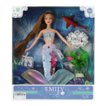 Păpușa Emily Sirenă Păpușa "Emily" este o adevărată prințesă-sirenă care prinde viață în lumea fanteziilor copiilor. Această păpușă poate transforma orice joc într-o aventură fascinantă subacvatică, plină de magie și farmec. Ea va fi cadoul perfect pentru o fetiță care visează la propriul ei regat și la călătorii de neuitat în adâncurile mărilor și oceanelor.Caracteristici: 	Înălțimea păpușii: 30 cm 	Reprezentată în chip de sirenă cu coadă textilă 	Părul lung poate fi pieptănat și coafat, contribuind la dezvoltarea creativității și motricității fine 	Mâinile și picioarele flexibile permit adoptarea diferitelor poziții 	Setul include accesorii suplimentare pentru a extinde posibilitățile de joacă 	Detalii faciale deosebite și un design special care îi conferă un farmec unic 	Fabricată din materiale hipoalergenice de înaltă calitate pentru durabilitate în timpul joculuiBeneficii pentru copii: 	Dezvoltarea imaginației: jocul cu păpușa permite crearea de numeroase scenarii fanteziste și povești. 	Dezvoltarea motricității fine: pieptănarea părului și crearea coafurilor stimulează dezvoltarea degetelor și coordonarea mișcărilor. 	Abilități sociale: jocurile de rol îi ajută pe copii să interacționeze cu alții și să modeleze situații sociale. 	Dezvoltarea estetică: o păpușă frumoasă și ținutele ei pot contribui la formarea simțului estetic al copilului.