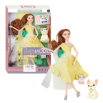 Păpușa Emily «Top Model» cu animăluț și accesorii Păpușa Emily din seria "Top Model" este expresia eleganței și stilului modern. Rochia galbenă, decorată cu un accesoriu în formă de floare, îi subliniază aspectul sofisticat. Animalul de companie drăgălaș și accesoriile incluse adaugă un plus de distracție în joc.Caracteristicile setului: 	Conținutul pachetului: 	Păpușa Emily; 	Animăluț (căţeluş); 	Accesorii: bijuterii și alte detalii. 	Design: Rochia galbenă cu decor și sclipici evidențiază rafinamentul păpușii. 	Părți mobile: Păpușa poate fi poziționată în diverse ipostaze, făcând jocul mai captivant și realist.Beneficii: 	Dezvoltarea imaginației: Păpușa inspiră copiii să creeze povești interesante. 	Motricitate fină: Jocul cu accesorii ajută la îmbunătățirea coordonării. 	Interes pentru modă: Îi învață pe copii să creeze ținute elegante și să combine accesorii.Vârstă recomandată: de la 3 ani.
