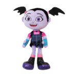 Jucărie de pluș păpușă «Vampirina» Păpușa moale Vampirina este un personaj îndrăgit din popularul desen animat Disney Junior, care cu siguranță îi va plăcea copilului tău! Această jucărie adorabilă este fabricată dintr-un material moale și plăcut la atingere, fiind perfectă pentru îmbrățișări și jocuri pe parcursul zilei. Păpușa nu emite sunete și nu luminează, ceea ce o face deosebit de potrivită pentru jocuri liniștite înainte de culcare sau în călătorii. Datorită dimensiunilor compacte, aceasta poate fi luată oriunde, astfel încât micuțul fan Vampirina să poată fi mereu alături de personajul său preferat. Alegerea ideală pentru copiii care adoră aventurile amuzante și pline de bunătate ale acestei mici vampirițe!Beneficii pentru copil: Jucăria contribuie la dezvoltarea imaginației și a gândirii creative, ajută în jocurile de rol și sprijină dezvoltarea emoțională a copilului.