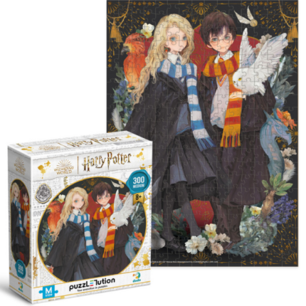 Puzzle «Luna și Harry», seria Harry Potter, 300  elem. Bine ați venit în lumea magică Hogwarts cu puzzle-ul "Luna și Harry" din seria Harry Potter! Acest puzzle captivant, compus din 300 de piese, vă invită să vă aventurați într-o călătorie fascinantă alături de personajele preferate.Fabricate din carton de înaltă calitate, piesele acestui puzzle promit durabilitate și rezistență la deteriorare. În timpul asamblării, veți simți calitatea plăcută a fiecărei piese, ceea ce adaugă confort și plăcere în proces.Asamblarea puzzle-urilor nu este doar o activitate distractivă, ci și o activitate benefică pentru dezvoltarea creierului. Aceasta contribuie la dezvoltarea gândirii logice, îmbunătățește concentrarea și dezvoltă răbdarea și perseverența.Intrați în lumea magiei și a distracției cu puzzle-ul "Luna și Harry"!