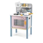 Kitchen Стильная игрушечная кухня из серии PolarB станет отличным подарком юному кулинару! В наборе детская плита с духовкой, раковиной, таймером, посудой и разными кухонными принадлежностями. Развивающий набор подходит детям дошкольного возраста от 3 лет.Играя с детской кухней PolarB из дерева с посудой, ребенок узнает больше о ведении домашнего хозяйства, представит себя в новой роли, придумает сюжеты для активностей. Приготовление еды с помощью посуды и приборов из набора деревянных игрушек тренирует ловкость рук, воображение и мышление. Детская кухня подходит для воспитания по методикам Монтессори и Реджио.Сюжетно-ролевые игры помогают развить навыки общения, завести новых друзей. Деревянная кухня привлечет ребенка к делам по дому и помощи взрослым. Малыш также запомнит названия кухонной утвари, назначение предметов.Кухня с посудой из серии PolarB размером 25 х 38,5 х 68 см выполнена из дерева и покрыта безопасными красителями пастельных оттенков. Батарейки не требуются. Все детали отшлифованы до идеальной гладкости. Набор развивающих деревянных игрушек соответствует европейскому EN71 и американскому ASTM сертификатам качества, как и вся продукция PolarBВ комплекте плита с духовкой и съемной раковиной, таймер, краны холодной и горячей воды, кастрюля, сковородка, лопатка, ложка, баночки для приправ.