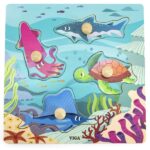 Puzzle din lemn cu buton „Animale acvatice» Деревянные пазлы с морскими животными  от известного бренда Viga — одна из ведущих игрушек, которая не только послужит традиционной головоломкой, но и позволит ребенку практиковать ручные навыки и узнавать формы животных. Такая игра для ребенка от 12 месяцев поможет сформировать точность движений рук и улучшить зрительно-моторную координацию , а также потренирует память , логическое мышление и концентрацию внимания . Красочные головоломки радуют глаз и побуждают к игре. В набор входят 4 пазла с различными животными разной формы. Головоломки имеют ручки, благодаря чему малыш сможет легко их брать и ставить в нужное место на доске.Характеристика: 	- в набор входит доска и 4 пазла, 	- задача ребенка состоит в том, чтобы сопоставить соответствующие животные и фигуры головоломки с местами на доске 	- пазлы имеют штифты/ручки, благодаря чему маленькие ручки ребенка легко их берут 	- интенсивные цвета, 	- эстетично упакован, 	- изготовлен из высококачественной древесины, 	- окрашены нетоксичными красками, безопасными для детей.Игрушка развивает: 	- зрительно-моторная координация, 	- воображение, 	- концентрация.