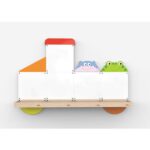 Tablă magnetică №7 “Locomitiva” Tablă magnetică №4 “Casa” este utilă pentru crearea unei suprafețe magnetice montate pe perete sub formă de castel în școlile preșcolare și primare.Un set de plăci magnetice cu rafturi și elemente decorative este potrivit pentru decorarea pereților și crearea unui mediu de dezvoltare în instituțiile de învățământ și de învățământ, inclusiv folosind metoda Montessori.Utilizarea tablei magnetice în procesul de învățamânt contribuie la dezvoltarea motricității fine, gândirii, imaginației, creativității, coordonării vizual-motorii ale copiilor, abilităților matematice, memoriei. Aceasta este o bază excelentă pentru o metodă de predare ilustrativă vizuală atunci când un profesor-educator lucrează cu o grupă sau o clasă de copii. Cu o astfel de tablă, este ușor să înveți alfabetul și numerele, culorile de bază, formele și multe altele.Tabla magnetică permite să scrieți și să desenați cu markere, precum și să atașați magneți sub formă de numere, litere, semne, cifre, mozaică, puzzle. Pe tablă se pot crea cuvinte, fraze, exemple matematice simple. Rechizitele utilizate se pot organiza ușor pe rafturi.Toate marginile și detaliile setului pentru copii sunt șlefuite cu grijă. Produsele Viga Toys respectă standardele de calitate și siguranță: EN71 european și ASTM american.Conceput pentru copii de la 18 luni până la vârsta preșcolară și peste.