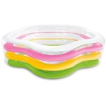 INTEX Piscină gonflabilă pentru copii cu baza gonflabilă 185x180x53 cm, 460 L, 3+ Piscina gonflabilă Intex 56495Această piscină elegantă Intex 56495 va crea o atmosferă răcoritoare în zilele toride de vară, la casa de vacanță. Designul robust al modelului permite găzduirea mai multor persoane în interiorul piscinei. Forma sa de stea, cu pereți transparenți din vinil durabil și fund gonflabil, o face un obiect atrăgător și practic pentru distracție în aer liber.Caracteristici: 	Dimensiuni: 185 x 180 x 53 cm 	Vârstă recomandată: De la 6 ani 	Material: Vinil, grosime 0,32 mm 	Pereți: Semi-transparenți cu inele transparente 	Capacitate apă (37 cm): 466 l 	Fund: Gonflabil, anti-alunecare 	Greutate: 4,5 kg (ambalată în cutie)Pachetul include: 	Piscina 	Kit de reparații 	Supapă de drenaj