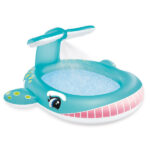 INTEX Piscină gonflabilă pentru copii cu jeturi de apă «Balena» 201x196x91 cm, 200 L, 2+ Această piscină colorată și amuzantă, în formă de balena zâmbitoare, este alegerea perfectă pentru distracția celor mici în zilele călduroase. Datorită marginii joase și designului adorabil, copilul va fi în siguranță sub supravegherea unui adult. Coada se transformă într-un pulverizator, care se poate conecta ușor la un furtun de grădină pentru a răcori atmosfera în timpul jocurilor.Caracteristici: 	Articol: 57440 	Dimensiuni: 201 x 196 x 91 cm 	Capacitate (80% umplere): 200 l 	Înălțimea marginii: 30 cm 	Material: PVC rezistent și sigur 	Greutate ambalaj: 3,1 kg 	Particularități: Pulverizator conectabil la furtunul de grădină pentru răcorire suplimentară.