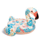 INTEX Plută-saltea gonflabilă “Flamingo tropical” cu mânere, 142x137x97 cm, până la 40 kg, 3+ Saltea gonflabilă "Flamingo tropical" 142x137x97 cm (Intex 57559)Salteaua gonflabilă "Flamingo tropical" va adăuga un strop de culoare și distracție în timpul liber al copilului. Este perfectă pentru copii de orice vârstă, iar aceștia se vor bucura să înoate sau să se joace pe mal. Așezați copilul pe saltea și bucurați-vă de plimbări pe apă. Designul vibrant și tropical va atrage toate privirile, iar copilul tău va fi cu siguranță în centrul atenției.Caracteristici: 	Dimensiuni (în stare umflată): 142x137x97 cm 	Dimensiuni (în stare dezumflată): 178x135 cm 	Greutate maximă permisă: 40 kg 	Vârstă recomandată: de la 3 ani 	Material: Vinil, grosime vinil 0,3 mm 	Echipamente suplimentare: 	2 mânere din cauciuc pentru siguranță 	2 camere de aer 	Accesorii incluse: Set de reparații