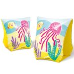 INTEX Aripioare de înot gonflabile «Prieteni tropicali» 23х15 cm, 3-6 ani Aripioare de înot 23x15 cm "Lumea subacvatică", de la 3 la 6 ani (Intex 58652)Pentru cei care încă nu au învățat să înoate, aripioarele ajută la menținerea echilibrului pe apă. Desenul vibrant cu locuitori ai mării va încânta copiii și le va aduce zâmbete. Aceste aripioare îi vor ajuta pe cei mici să învețe să înoate într-un mod ușor și plin de distracție.Caracteristici: 	Pentru copii de la 3 la 6 ani 	Dimensiuni: 23 x 15 cm 	Greutatea maximă permisă: 18 - 30 kg 	Material: Vinil, grosime 0,20 mm 	2 camere de aerAceste aripioare sunt ideale pentru a face învățarea înotului mai ușoară și mai plăcută pentru copii!