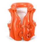 INTEX Надувной жилет для плавания, 50х47см, 3-6 лет Жилет для плавания 50х47 см "Делюкс" от 3 до 6 лет (Intex 58671).Надувной жилет "Делюкс" прекрасно подойдет деткам, которые еще не умеют плавать или только научились. Он поможет научиться сохранять правильное положение тела в воде и чувствовать себя уверенно. Яркий цвет позволит точно знать, где находится ваш ребенок в данный момент. Жилет оснащен двумя регулируемым застежками и воротником, для дополнительной поддержки головы.Создавая ощущение надежности и комфорта, вы поможете ребенку быстро и легко научиться плавать.Характеристики:Для детей от 3 до 6 летРазмер 50х47 смМатериал: винил, толщина 0,25 ммДопустимый вес: 18-30 кг3 воздушные камеры, включая надувной воротник2 быстроразъемные пряжки