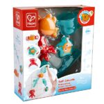 Cascada marină — set de joacă pentru baie Transformati peretele baii dvs. Intr-o cascada cu acest set intelligent cu ventuze. Apa face ca animalele marine sa danseze si sa se roteasca! Atasati-le de peretele baii folosind ventuzele. Utilizati ulciorul pentru a turna apa pe animale si tobogane cu apa Include doua tobogane, trei personaje in miscare, animale marine si un ulcior Steaua de mare este o roata de apa. Pe masura ce apa se revarsa in ea, se invarte si redistribuie apa dedesubt. Crabul distribuie apa dintr-o parte in alta cu ambele gheare si parand ca danseza. Se toarna apa in caracatita si se revarsa din tentaculele sale Copiii se pot juca individual cu fiecare element sau le pot organiza in diferite configuratii in cascada. Face timpul de baie si mai distractive. invata copiii despre fluxurile de apa, gravitatia si creaturile marine Jucariile sunt realizate din lemn, folosind materiale ecologice, vopsite in culori atragatoare cu vopsele nontoxice, care depasesc cele mai inalte si stricte standarde internationale de siguranta si calitate, precum EN71, ISO9001, ASTM F963 si altele. De multi ani, Hape a creat jucarii fantastice, de inalta calitate, folosind materiale ecologice si durabile, fiecare produs fiind atent proiectat pentru a stimula abilitatile senzoriale, fizice si emotionale.