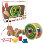 Jucarie-sorter de tras, cu șiret «Melc» Acest melc multi-tasking transporta o cochilie plina de blocuri de lemn in timp. Descarcati incarcatura indepartand sortatorul colorat de forme si el este gata sa se rostogoleasca singur. Denumiti toate culorile de pe melc si de pe cochilie. Potriveste formele colorate cu lamelele colorate de pe cochilie. Instalati blocuri si trageti melcul prin „labirint". Folositi cuvinte precum „impingeti" si „trageti" pentru a descrie actiunile copilului dvs.Jucariile sunt realizate din lemn, folosind materiale ecologice, vopsite in culori atragatoare cu vopsele nontoxice, care depasesc cele mai inalte si stricte standarde internationale de siguranta si calitate, precum EN71, ISO9001, ASTM F963 si altele.De multi ani, Hape a creat jucarii fantastice, de inalta calitate, folosind materiale ecologice si durabile, fiecare produs fiind atent proiectat pentru a stimula abilitatile senzoriale, fizice si emotionale.