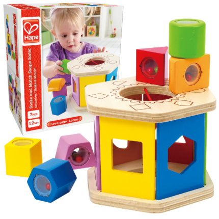 Sorter din lemn cu zdornăitoare Centru de activitati. Blocurile umplute cu margele adauga o noua dimensiune a jocului acestui sorter de forme. Agitati un bloc. Roagati-va copilul sa imite sunetele pe care le-ai scos cu propriul bloc. Jucariile sunt realizate din lemn, folosind materiale ecologice, vopsite in culori atragatoare cu vopsele nontoxice, care depasesc cele mai inalte si stricte standarde internationale de siguranta si calitate, precum EN71, ISO9001, ASTM F963 si altele. De multi ani, Hape a creat jucarii fantastice, de inalta calitate, folosind materiale ecologice si durabile, fiecare produs fiind atent proiectat pentru a stimula abilitatile senzoriale, fizice si emotionale.
