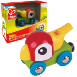 Jucărie educațională „Locomotivă — papagalul care fluieră” Un papagal mic, dar colorat creat special pentru cei mici.Culorarea strălucitoare ajută la învățarea culorilor, iar forma neobișnuită a păsării face ușor de ținut în mâinile copiilor. Papagalul poate fi folosit și ca fluier și scos la plimbare.Locomotiva este ideală pentru copiii cu vârsta peste 1,5 ani și este compatibilă cu vagoanele Hape și Brio, accesorii și calea ferată din lemn. În spatele scaunului cu rotile există un magnet care vă permite să adăugați vagoane de marfă și pasageri din alte seturi.Jucăria este realizată din materiale sigure, iar vopseaua nu provoacă alergii.