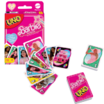 Joc de cărți UNO Barbie în film Jucătorii UNO vor adora noul stil, inspirat de personajele din filmul „Barbie”.Regulile sunt precum în jocul clasic de cărți, în care jucătorii potrivesc culorile și numerele pentru a scăpa de toate cărțile lor. Regula specială „Played Too Much” cere jucătorilor să arunce și să tragă cărți. Când vă mai rămâne o carte, nu uitați să strigați „UNO!”Conceput pentru 2-10 jucători cu vârsta de 7 ani în sus, acest joc de cărți de schimb este un cadou grozav pentru fanii Barbie.