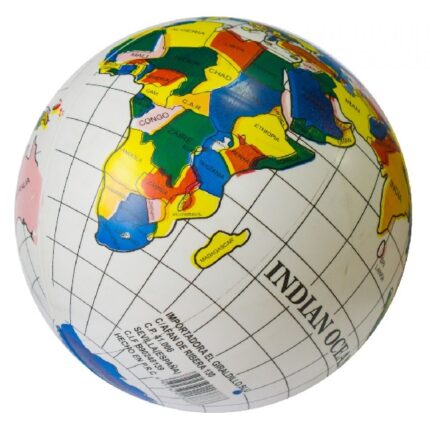 Minge din cauciuc Glob Pământesc (22 cm) Mingea de cauciuc Glob Pământesc este o alegere excelentă pentru jocurile active. Fiind o jucărie universală care generează o furtună de emoții, este potrivită atât pentru interior cât și pentru exterior. Jocul cu mingea favorizează dezvoltarea coordonării, dexterității, atenției și antrenează, de asemenea, mușchii corpului.