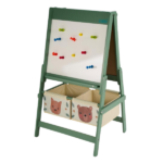 Tablă de scris, verde, U-grow Această tablă de scris este un instrument excelent pentru creativitate și învățare.Caracteristici: 	Suprafață dublă: o față albă pentru desen, cu rolă de hârtie inclusă, și o față neagră pentru desen sau scriere cu cretă. 	Două cutii spațioase sub tablă pentru depozitarea accesoriilor sau a jucăriilor. 	Asamblare rapidă și ușoară, cu instrucțiuni incluse.Dimensiune: 54 x 45 x 93 cmBeneficii pentru copii: 	Dezvoltă creativitatea și imaginația. 	Stimulează dezvoltarea motricității fine prin desen și scriere. 	Contribuie la organizarea spațiului și păstrarea accesoriilor în ordine.