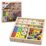 Constructor din lemn cu 53 elem. Constructorul din lemn Viga Toys cu 53 de piese permite asamblarea diferitelor modele: robot, mașină, avion, cățeluș, elicopter, motocicletă și multe altele. Jucăria este potrivită pentru copiii de la 3 ani și stimulează crearea de obiecte reale sau imaginare.Setul include: 	Plăci de diferite lungimi, cuburi, cercuri și arcuri cu găuri filetate. 	Șuruburi și piulițe pentru conectarea pieselor. 	Șurubelniță și cheie pentru asamblare.Piesele sunt realizate din lemn rezistent, șlefuite fin pentru a fi sigure pentru copii. Jucăria contribuie la dezvoltarea motricității mâinilor, imaginației și gândirii logice.Jucăria este ambalată într-o găleată practică cu capac și mâner. Pentru inspirație, setul include un ghid cu ilustrații ale modelelor finite. Respectă standardele EN71 și ASTM.