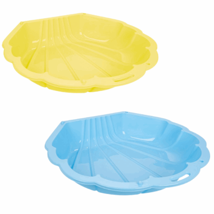 Nisipieră/ Piscină ”Scoică”, (as.) Nisipiera originală sub formă de scoică va încânta copiii cu forma sa neobișnuită. O caracteristică a modelului este versatilitatea sa: poate fi umplută atât cu nisip, cât și cu apă, amenajând o mini-piscină. Pentru siguranța copiilor, cutia de nisip nu are colțuri ascuțite. Pe suprafața laterală a cutiei de nisip sunt prevăzute suporturi speciale de fixare, cu ajutorul cărora se poate atașa încă o scoică de același fel, care poate deveni capac pentru nisipieră sau un al doilea recipient pentru umplere cu apă sau bile. 	Vârsta recomandată: 1+ ani 	Poate fi folosit in interior (fiind împlut cu bile din plastic) și exterior 	Durabil și fiabil 	Design atractiv realizat în formă de scoică 	Materie primă de cea mai înaltă calitate ce nu conține substanțe cancerigene